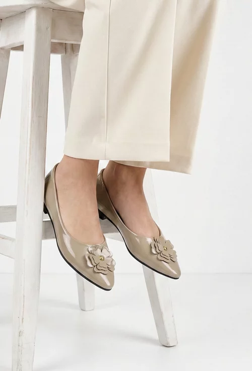 Balerini dama NUR din piele lacuita taupe cu floare