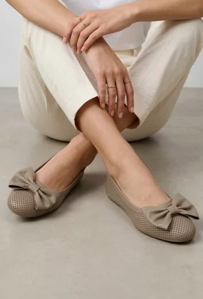 Balerini dama taupe din piele perforata cu funda