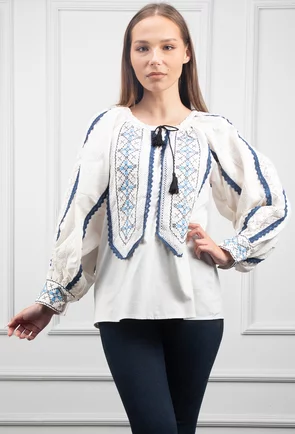 Bluza alba accesorizata