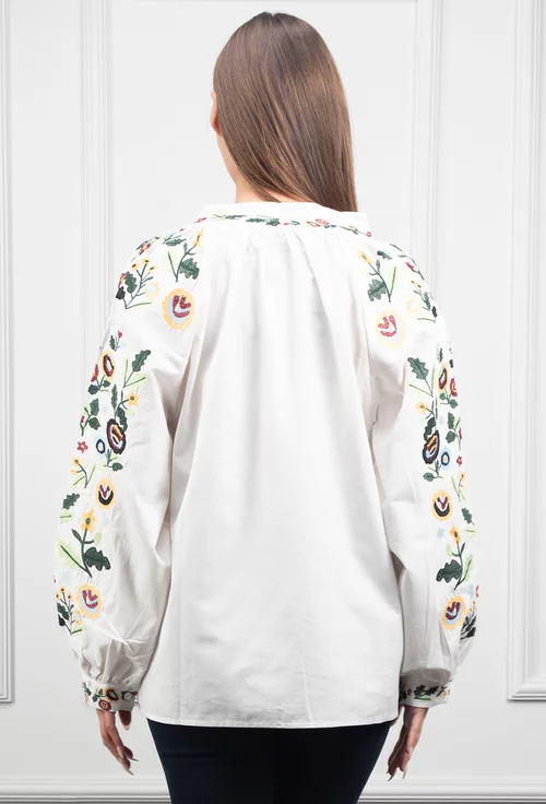 Bluza alba accesorizata cu broderie