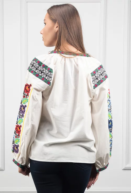 Bluza alba cu broderie colorata