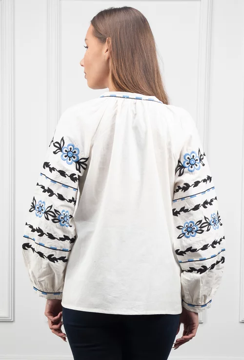 Bluza alba cu broderie neagra si bleu