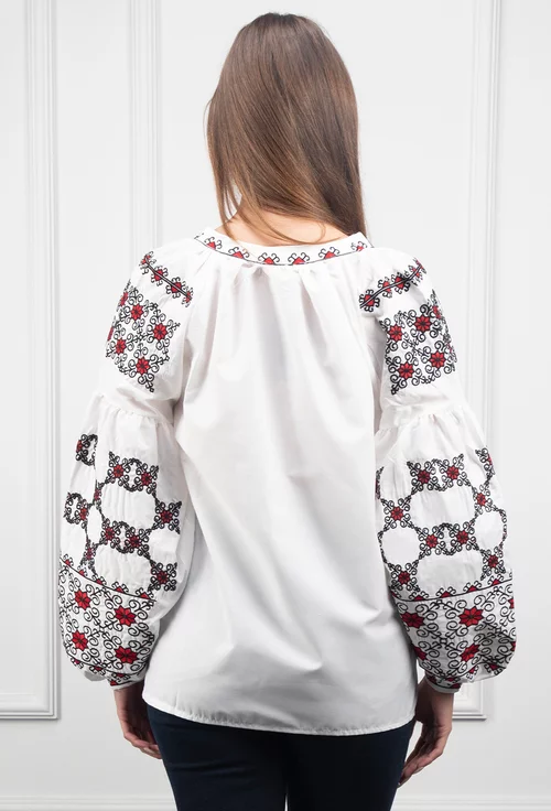 Bluza alba cu broderie rosie si neagra
