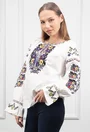 Bluza alba cu broderie si maneci stil clopot