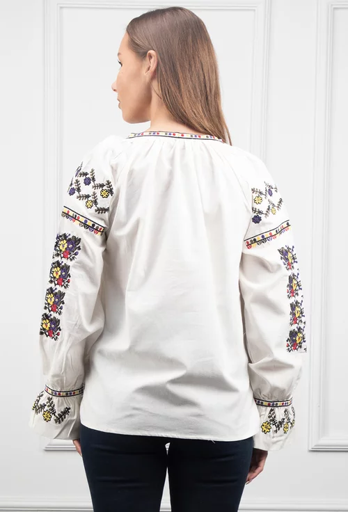 Bluza alba cu broderie si maneci stil clopot