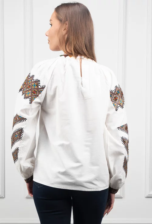 Bluza alba prevazuta cu broderie