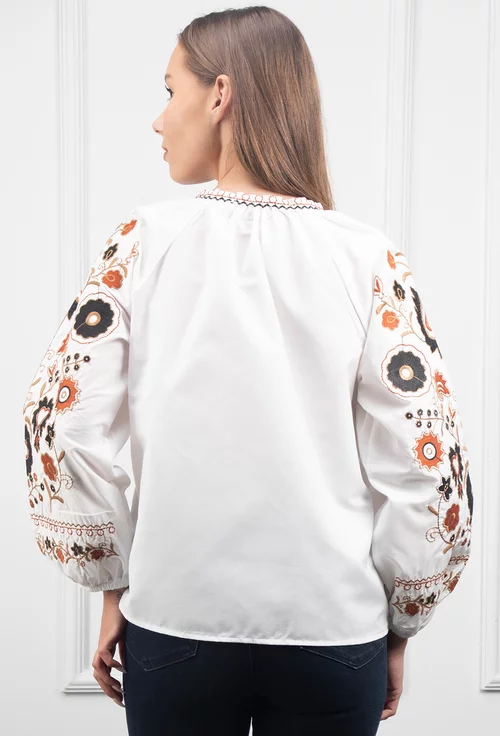Bluza alba stil ie cu broderie florala