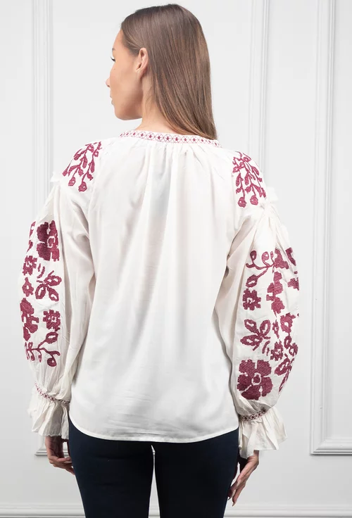 Bluza alba stil ie cu broderie visinie