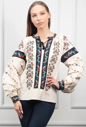 Bluza bej accesorizata cu detalii colorate
