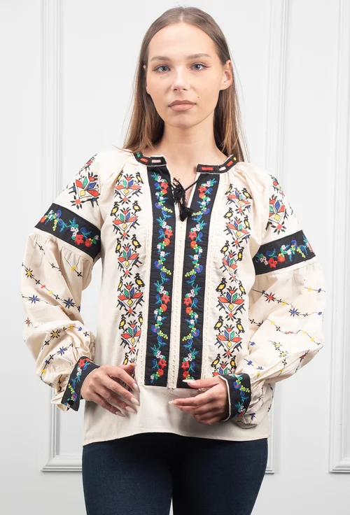 Bluza bej accesorizata cu detalii colorate