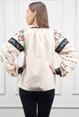 Bluza bej accesorizata cu detalii colorate