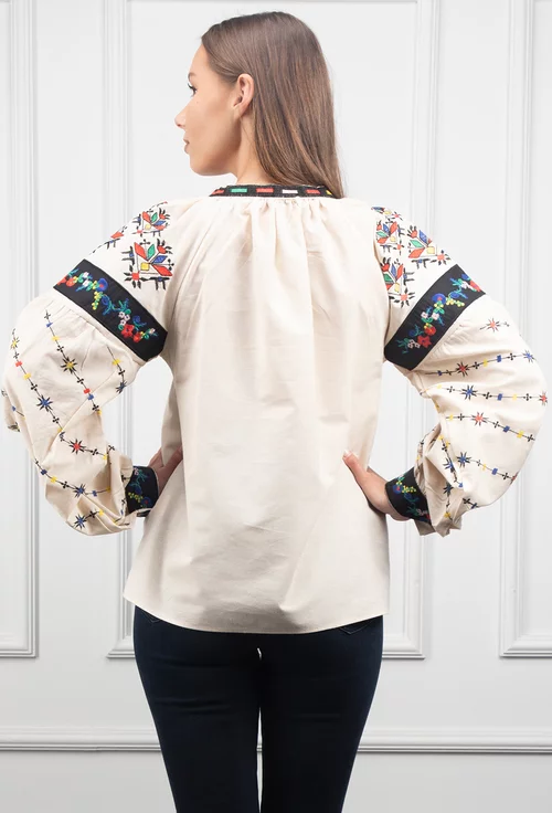 Bluza bej accesorizata cu detalii colorate