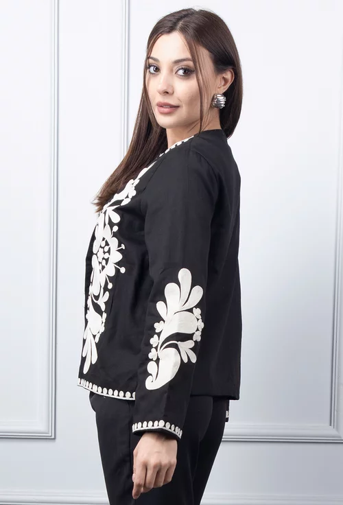 Bluza neagra accesorizata cu broderie