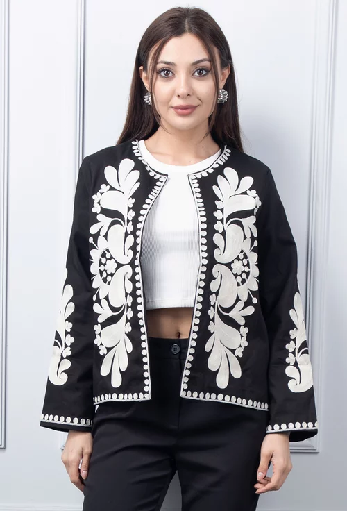 Bluza neagra accesorizata cu broderie