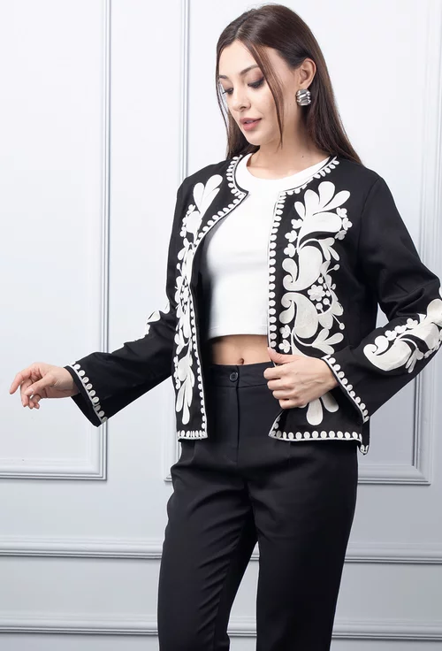 Bluza neagra accesorizata cu broderie