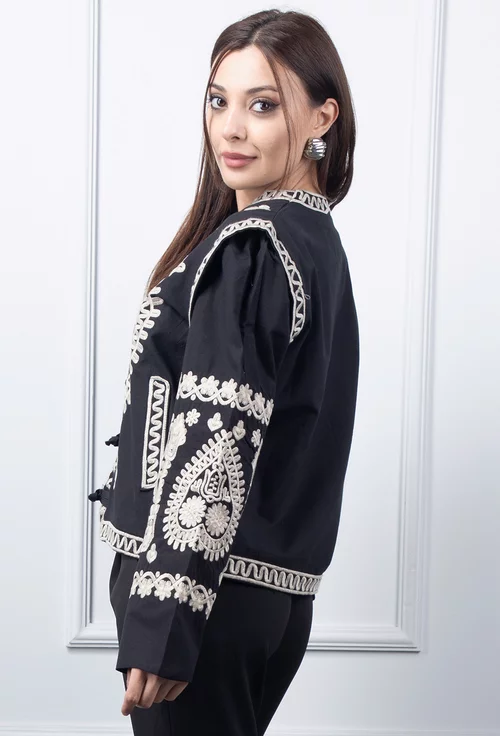 Bluza neagra cu broderie