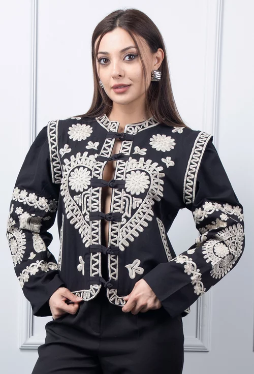 Bluza neagra cu broderie