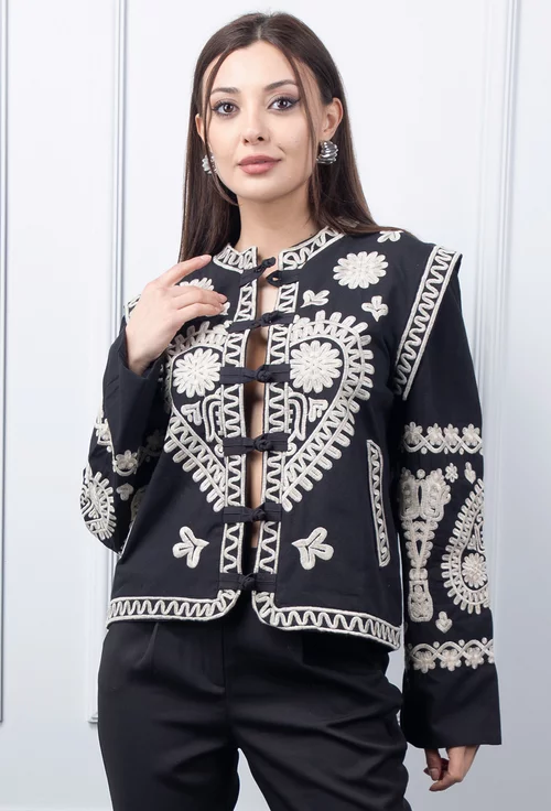 Bluza neagra cu broderie