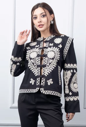 Bluza neagra cu broderie