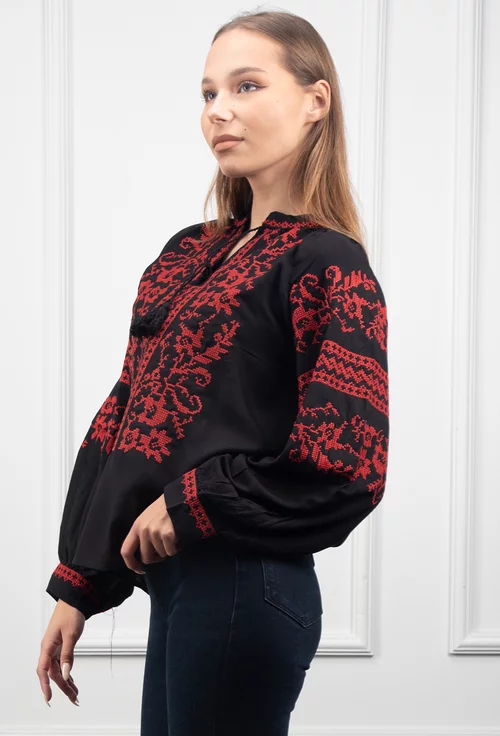 Bluza neagra cu broderie rosie