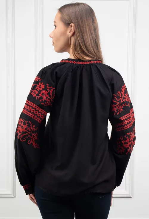 Bluza neagra cu broderie rosie