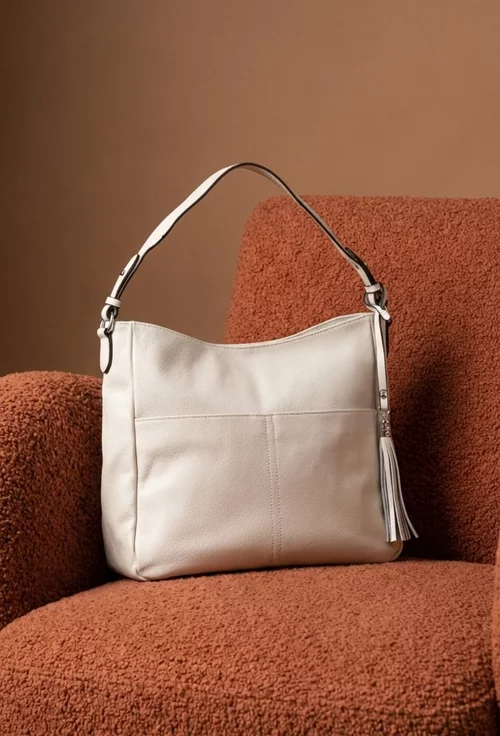 Geanta dama bej deschis din piele naturala cu ornament ciucure