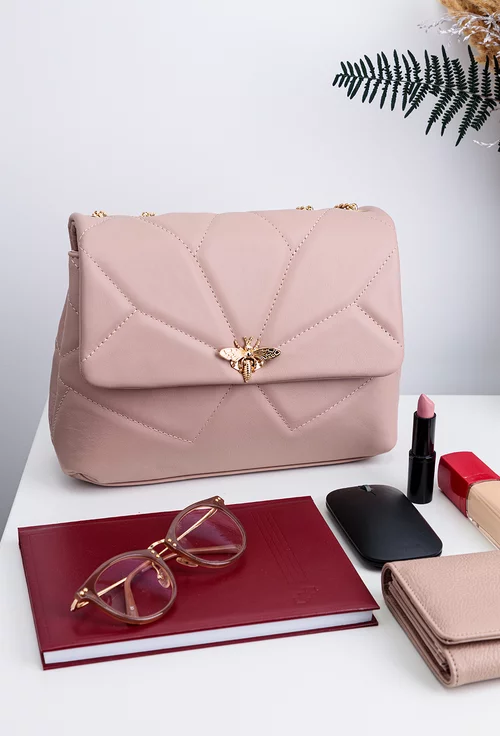Geanta dama din piele roz pudra cu ornament auriu