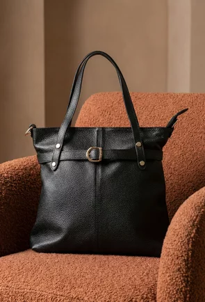 Geanta dama din piele texturata neagra cu ornamente aurii