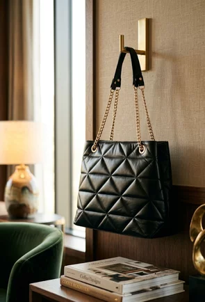 Geanta dama neagra din piele cu manere prevazute cu lant