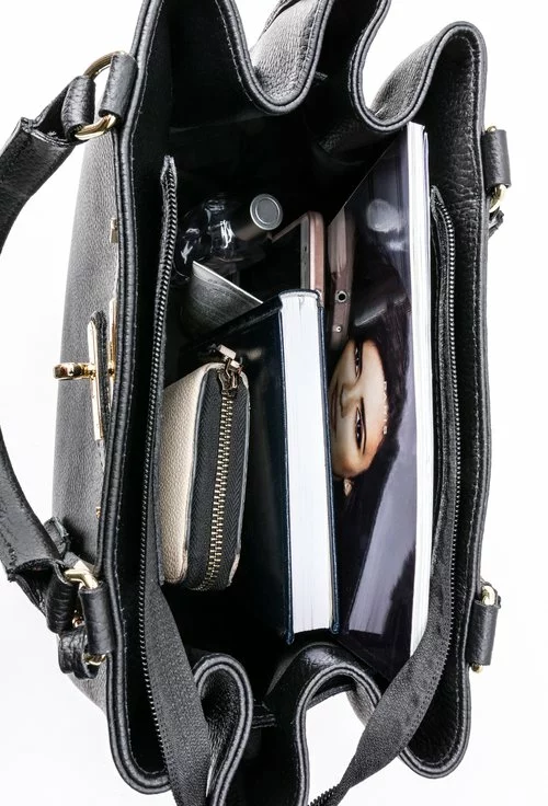 Geanta dama neagra din piele texturata accesorizata cu lacat