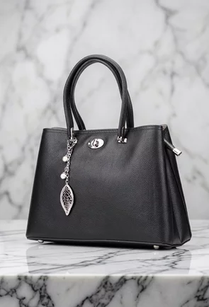Geanta dama neagra din piele texturata cu ornament
