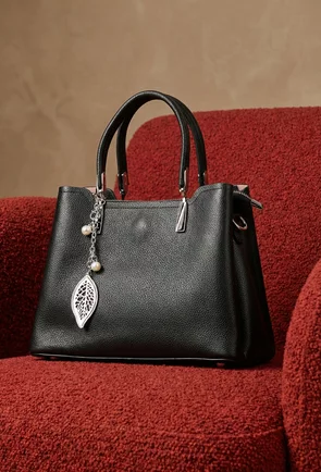 Geanta dama neagra din piele texturata cu ornament detasabil