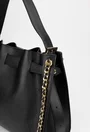 Geanta dama neagra din piele texturata cu ornament lant