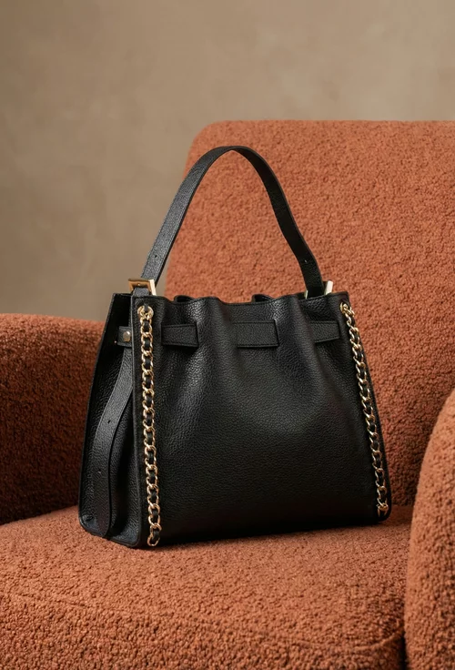 Geanta dama neagra din piele texturata cu ornament lant