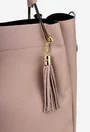 Geanta dama roz pudra din piele texturata cu accesoriu ciucure