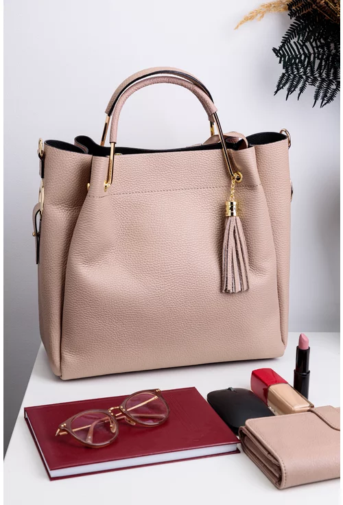 Geanta dama roz pudra din piele texturata cu accesoriu ciucure