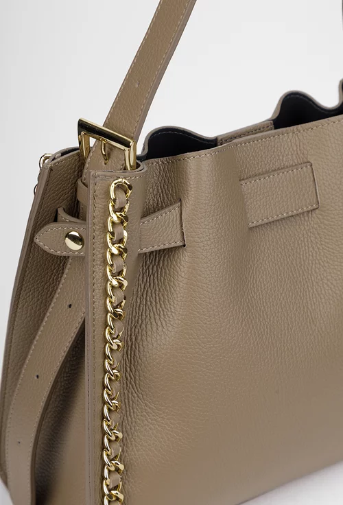 Geanta dama taupe din piele texturata cu ornament lant