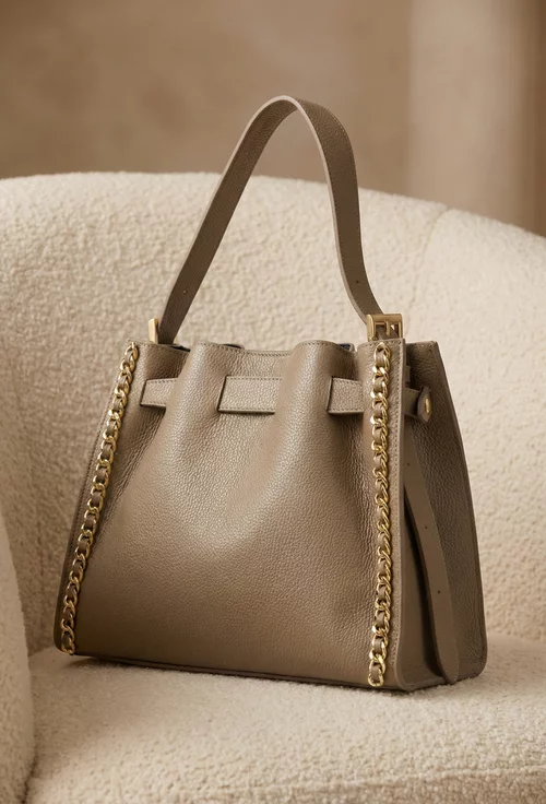 Geanta dama taupe din piele texturata cu ornament lant