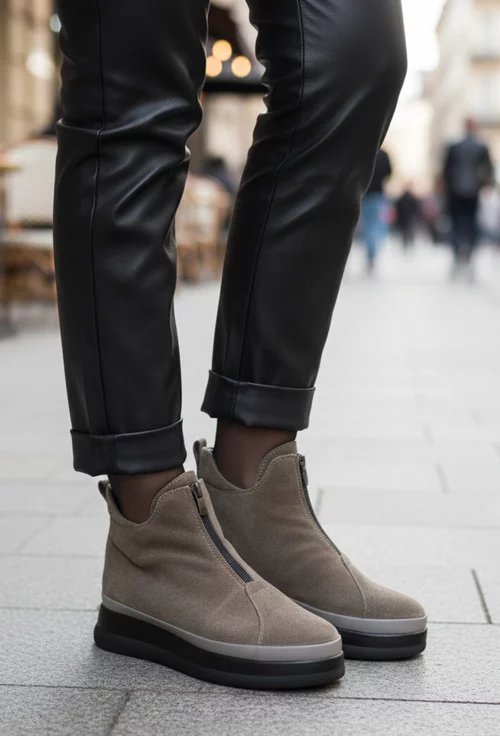 Ghete dama bej din piele intoarsa cu fermoar in fata