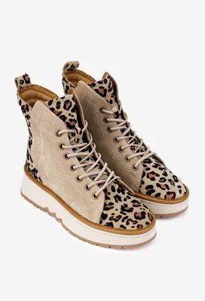 Ghete dama bej din piele intoarsa cu imprimeu