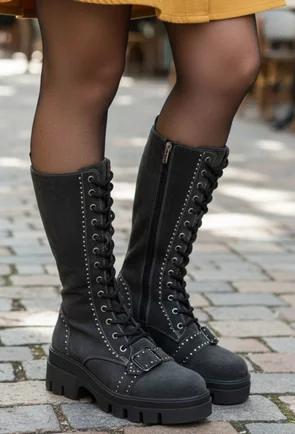 Ghete dama inalte din piele intoarsa gri accesorizate cu bumbi