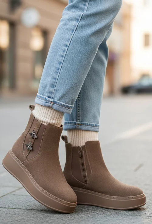 Ghete dama NUR taupe din piele intoarsa cu ornament