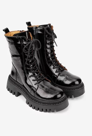 Ghete dama realizate din piele lacuita neagra