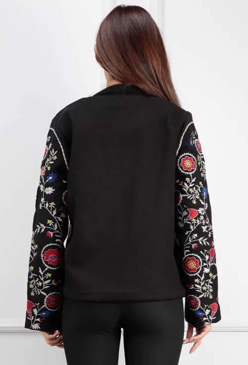 Jacheta neagra cu detalii colorate