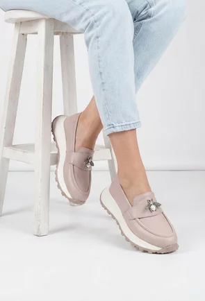 Mocasini dama roz pudra din piele texturata cu ornament