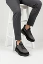 Pantofi barbati gri cu negru din piele nabuc si material textil