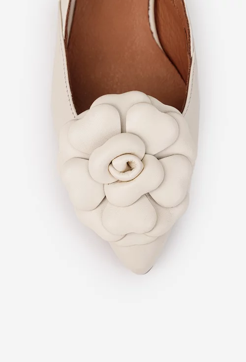 Pantofi dama bej din piele cu ornament floare