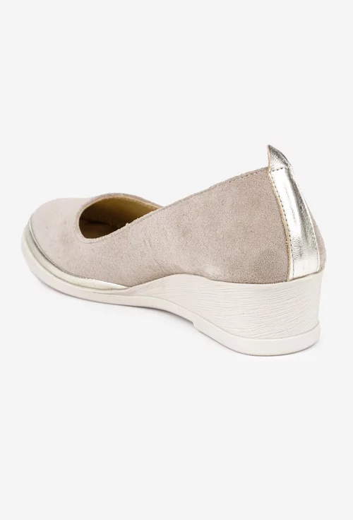 Pantofi dama bej din piele intoarsa cu detaliu sidefat