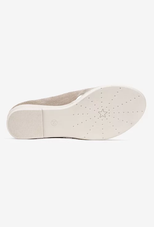 Pantofi dama bej din piele intoarsa cu detaliu sidefat