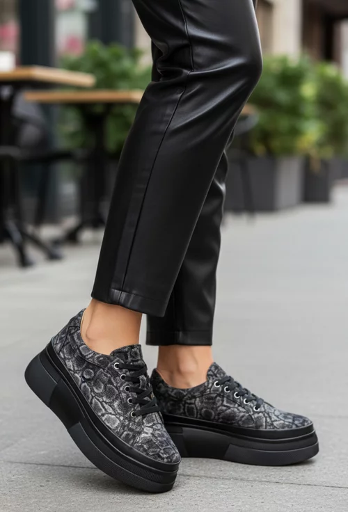 Pantofi dama din piele naturala neagra cu imprimeu si talpa inalta